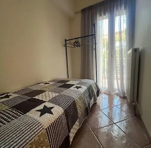 κοντά στη θάλασσα στην πολη κυπαρισσια