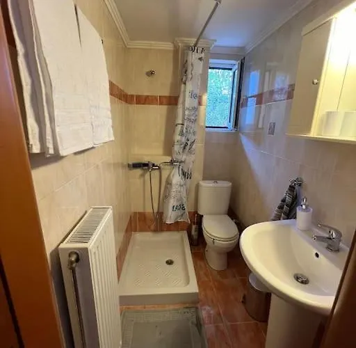 κοντά στη θάλασσα στην πολη κυπαρισσια *